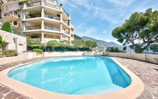 CAP D'AIL IMMEUBLE ET PISCINE